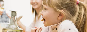 Petite fille qui mange à la cantine