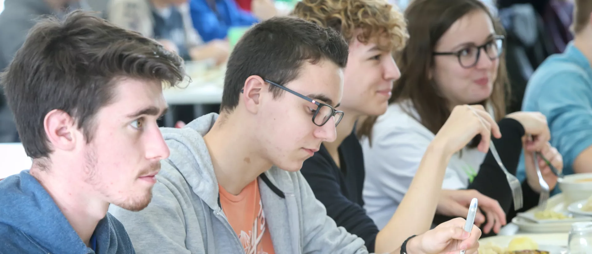 Adolescents à la cantine