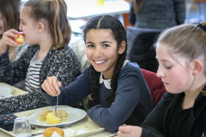 Jeune fille à la cantine